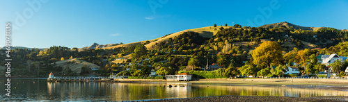 ニュージーランド 南島のバンクス半島に位置する町、アカロアの町並みとアカロア湾の風景