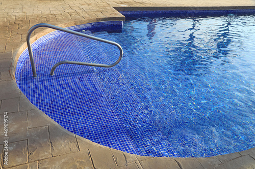 escalera de piscina azul redonda gresite exterior 4M0A4032-as21