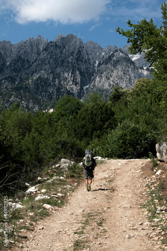 Chłopak idący z plecakiem na trekking w wysokie góry., Alpy.