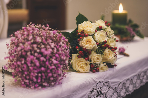 Imagen de un altar en una iglesia catolica con velas y flores