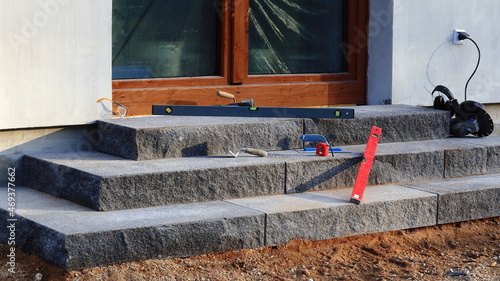 Kostka brukowa. Stopnie betonowe łupane , wejście do domu. Paving. Split concrete steps, entrance to the house.