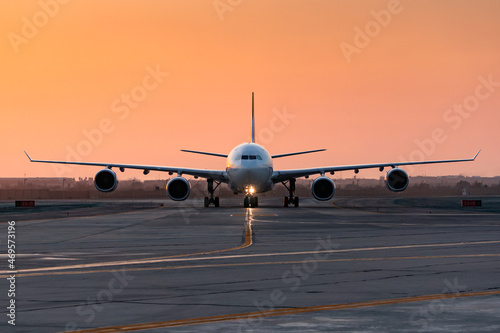 Avión rodando a terminal al atardecer, Aeropuerto Jorge Chavez, LIM, Lima, Peru 