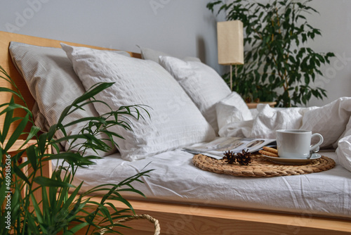 Przytulna sypialnia w stylu boho, biała pościel, czarna kawa o poranku w łóżku, minimalistyczne wnętrze, klimatycznie.