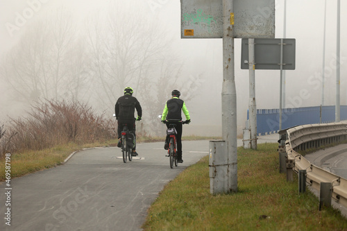Droga rowerowa w mieście we mgle i smogu dla rowerzystów.