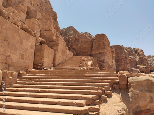 La cité nabatéenne Petra, située au sud de l'actuelle Jordanie, ancien chemin et historique de transport ou vente de produits locaux, forte chaleur et des cailloux, grand escalier large dans la roche