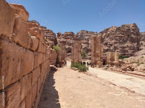 La cité nabatéenne Petra, située au sud de l'actuelle Jordanie, ancien chemin et historique de transport ou vente de produits, mur partiel, grand chemin de sable, montagnes, colonnes de marbre