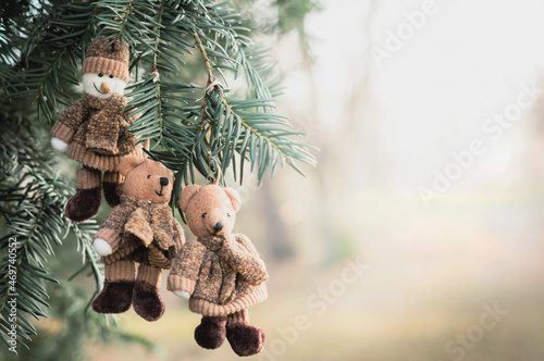 Misiek, niedźwiadki świąteczne na świerkowej gałęzi.. Zawieszka świąteczna na gałęzi.