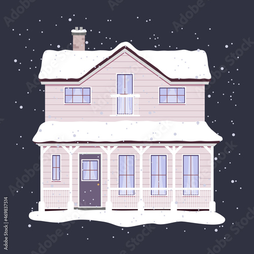 Zimowy domek i padający śnieg. Dom pokryty śniegiem. Nowoczesny różowy rodzinny dom ze spadzistym dachem, oknami, drzwiami i białymi poręczami. Urocza chatka nocą w zimowej scenerii.