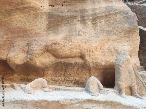 La grande cité nabatéenne Petra, en Jordanie, ancien chemin et historique de transport, dessin à moitié effacé par le temps, reprensentant des dromadaires et bedouins