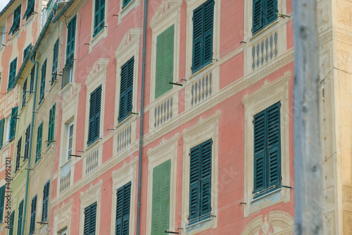 Gli edifici che compongono la cosiddetta Palazzata di Camogli, in Liguria.