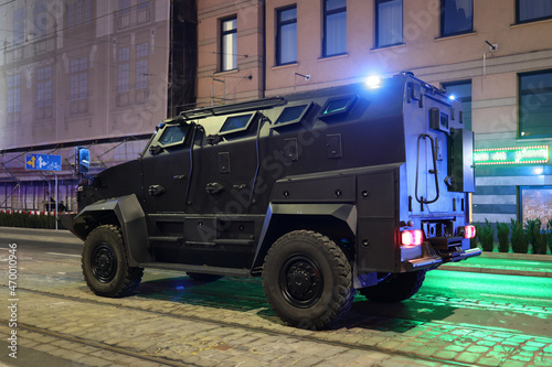 Pojazd pancerny polskiej policji w akcji na zabezpieczeniu. 