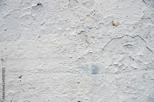 Repeated painting of the wall without grinding and stripping the previous layer of paint with a violation of technology.