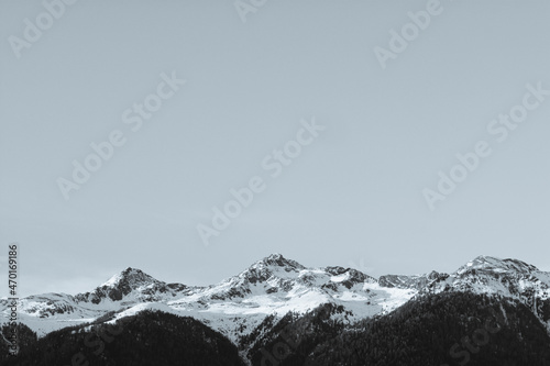 Czarno biały krajobraz gór w zimę