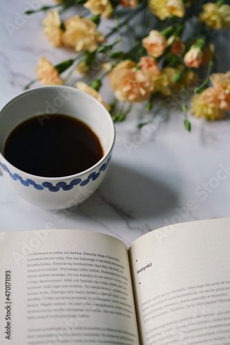 Czytanie książki z kawą