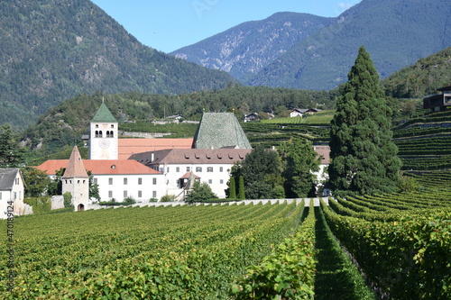 Das Kloster Neustift liegt nördlich von Brixen in der Region Trentino-Südtirol, Italien. Es wurde 1190 im Romanischen Stil erbaut. Die Gemeinde Vahrn befindet sich im Eisacktal. Es wird Wein angebaut