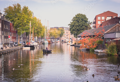 Krajobraz miejski widok na kanał, domu, łodzie w Gouda, Holandia.