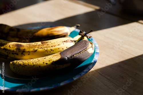 Mocno dojrzałe banany leżące na talerzu