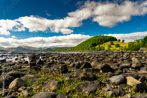 Kamienny brzeg na plaży przy jeziorze w Lake District (Kraina Jezior) obszar w północno-zachodniej Anglii w hrabstwie Kumbria 