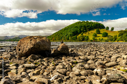 Kamienny brzeg na plaży przy jeziorze w Lake District (Kraina Jezior) obszar w północno-zachodniej Anglii w hrabstwie Kumbria 
