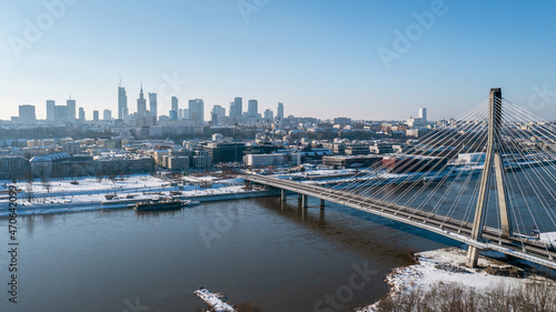 Most Świętokrzyski na rzece Wisła oraz centrum Warszawy, zimowy krajobraz z lotu ptaka