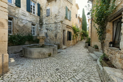 Historischer Brunnen im Dorf Seguret in der Provence, Vaucluse, Frankreich