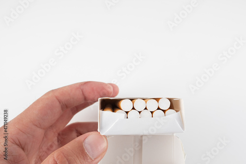 Offene Schachtel Zigaretten über weißem Hintergrund