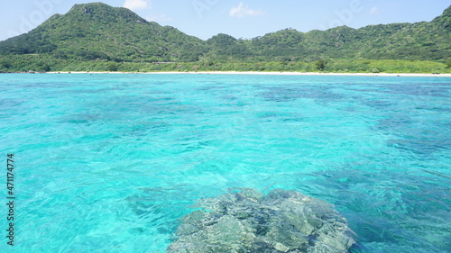 抜けるようなエメラルドグリーンの海