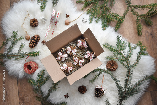 Kartka świąteczna, dekoracje świąteczne, naturalne ozdoby z szyszek, bombki z szyszek na choinkę. Christmas poster, natural christmas tree ornaments.