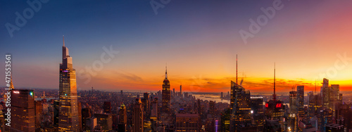 Panoramic view of Manhattan at sunset. Among the buildings seen are the Empire State Building, the One World Trade Center and the new One Vanderbilt building. 