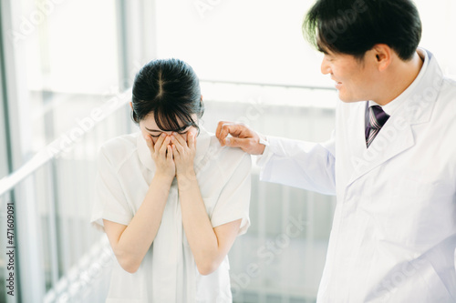 泣く看護師を慰める医師 