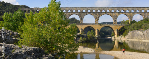 Panoramique randonnée au Pont du Gard (1er siècle) sur le Gardon à Vers-Pont-du-Gard (30210), département du Gard en région Occitanie, France