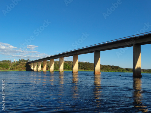 vista do rio São Francisco em Três Marias em pleno verão, mostrando a ponte que corta o rio