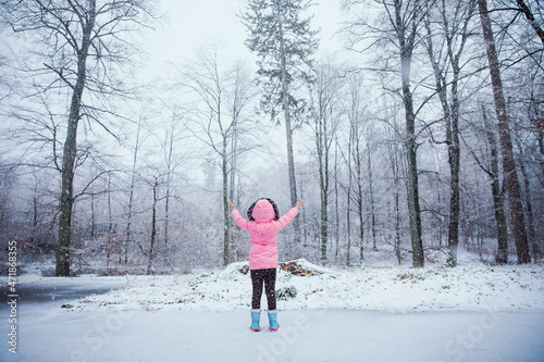 dziewczynka cieszy się z padającego śniegu zimą, zima przyszła