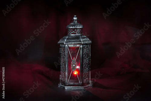 antyczna lampa świeci na czerwono 