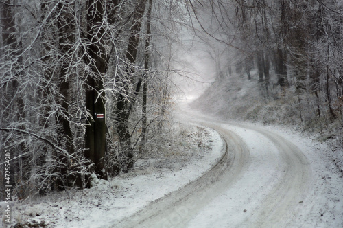Droga, szlak z Dębowca na Szyndzielnię zimą 