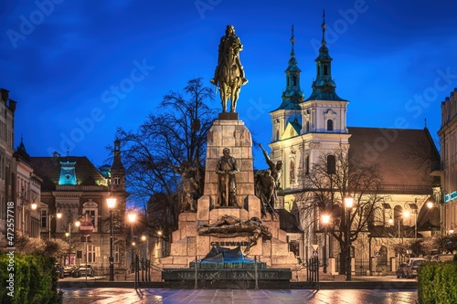 Pomnik Bitwy pog Grunwaldem na krakowskim Placu Matejki o poranku