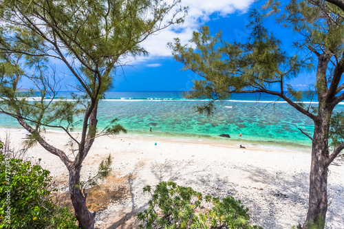 Lagon turquoise et plage paradisiaque sous les filaos, île de la Réunion 