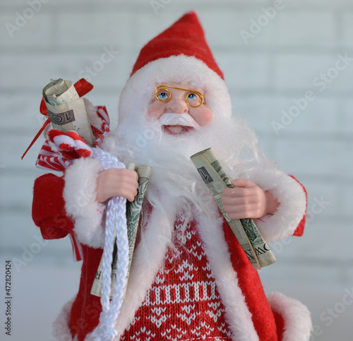 Święty Mikołaj z pieniędzmi w dłoniach
