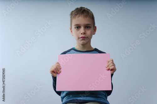 portret chłopaka ukrytego za kolorowym tłem 