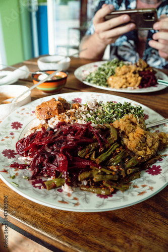 Ryż i curry, obiad na Sri Lance, kurczak i warzywa w sosie, pyszny lunch.