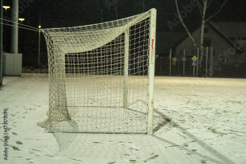 bramka piłkarska od boku wieczorem śnieg zima