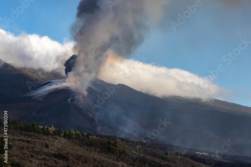 Cumbre Vieja / La Palma (Canary Islands) 2021/10/25. General view of the Cumbre Vieja volcano eruption with the two most active lava vents. One throws white smoke, the other one, black.