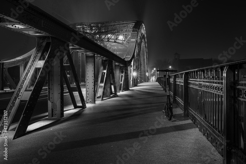 Most - zdjęcia B&W z różnej perspektywy