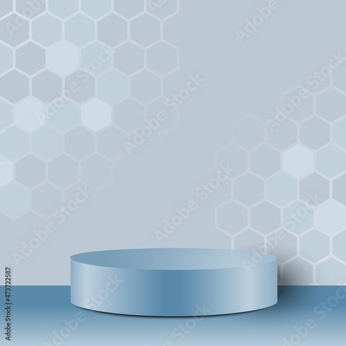 Arrière plan bleu pastel avec un motif hexagone et un podium 3D vide afin de présenter des produits commerciaux médicaux ou esthétique.