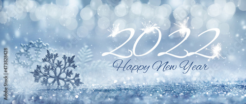 2022 nowy rok, szczęśliwego nowego roku, płatek śniegu, bomki i śnieżynka na srebrnym, jasnym tle, padający śnieg, zimowe tło