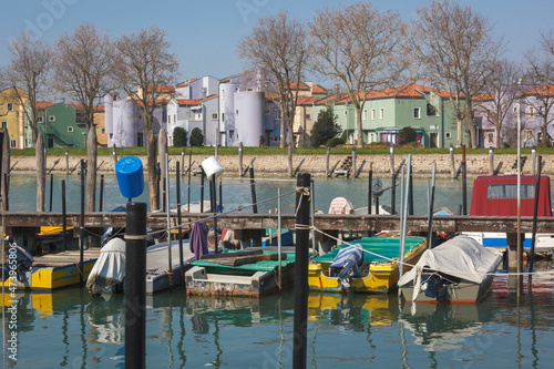 Venezia.Mazzorbo, Complesso residenziale Giancarlo De Carlo con pontile di attracco per barche