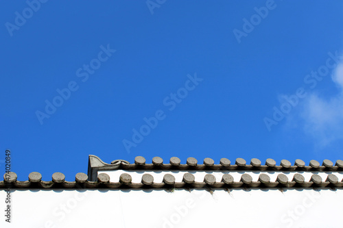 Profilo di tetto con ornamenti in cemento rotondi e cielo