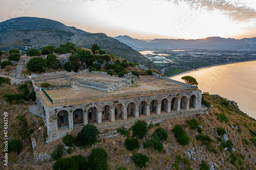 Vista aerea del tempio di Giove Anxur a Terracina. Un Paesaggio bellissimo in riva al mare. Una costruzione dell’antica Roma 