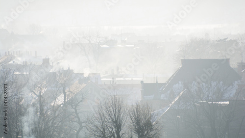 smog nad miastem, dymiące kominy