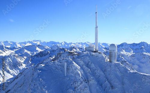 Pic du midi vu par avion par temps ensoleillé avec un ciel bleu magnifique après plusieurs jours de chutes de neige